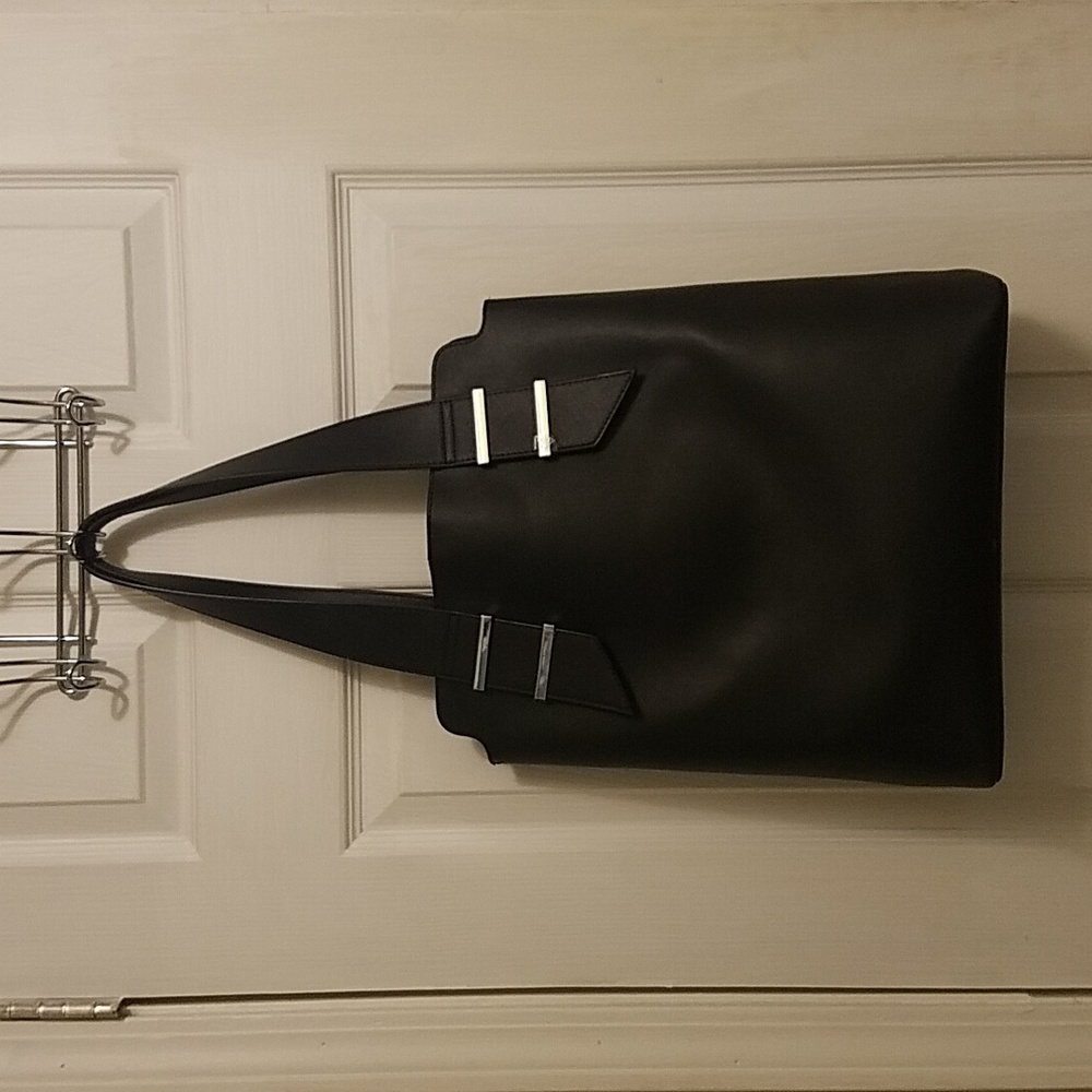 Fashionable tote and shoulder bag